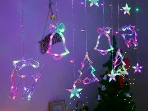 Karácsonyi Led függöny, 3db csillag, 3db fenyőfa, 3db harang, 3db szarvas, 138 db multi color Led, átlátszó vezeték. 8 funkciós vezérlő, 5V, USB-s!